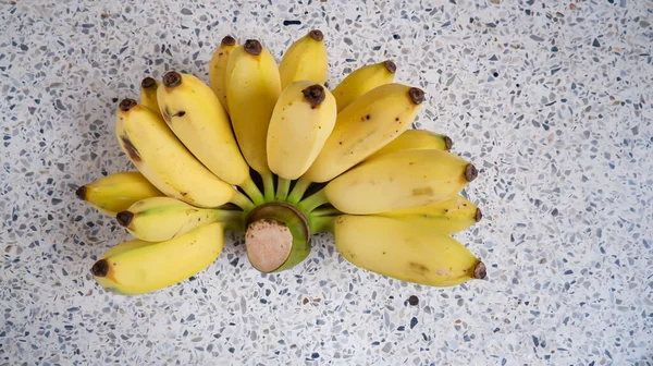 Namwa muzu, sarıya kadar olgun, mermer zemine yerleştirilmiş, lezzetli görünüyor..