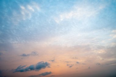 Sabah gökyüzü bulutlandı ve ısı ile soğuk arasında iki tarafa bölündü..