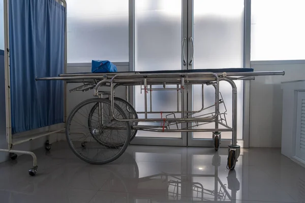 Tekerlekli sandalye acil servisin kapısında, hasta servisini beklemeye hazır..