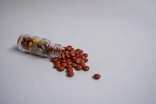 Molti Farmaci Confezionati Bottiglie Vetro Trasparente Rovesciati Sparsi — Foto Stock
