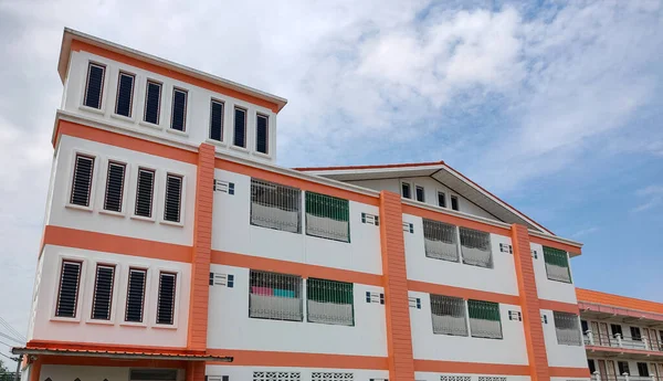 Yurt binası, çok katlı, gökyüzünün ve bulutların arkasında..