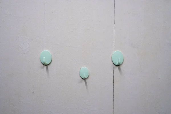 Duvardaki kanca, kapıya monte edilmiş, küçük nesneleri asmak için uygun..