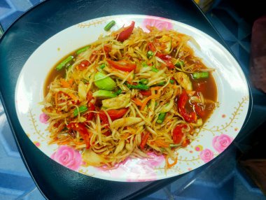 Patlıcan, uzun fasulye, domates gibi birçok malzemeyle Papaya salatası..