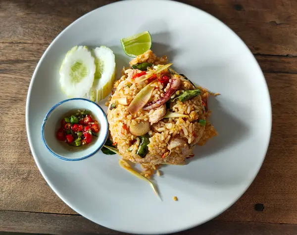 Tom Yum Arroz Frito Colocado Uma Tigela Com Molho Peixe — Fotografia de Stock