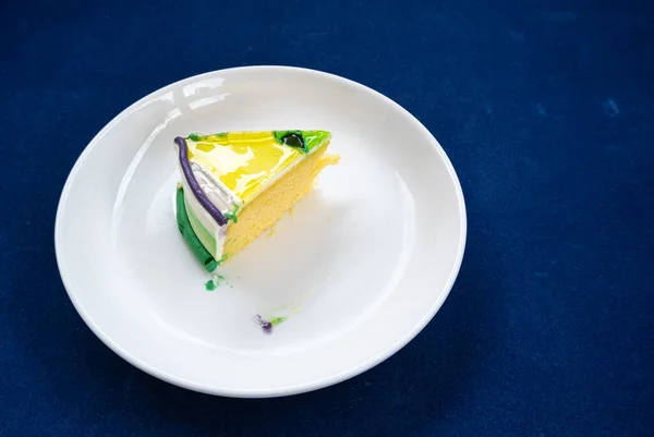 Pasta tek parçaya bölünmüş, beyaz bir tabağa konmuş..