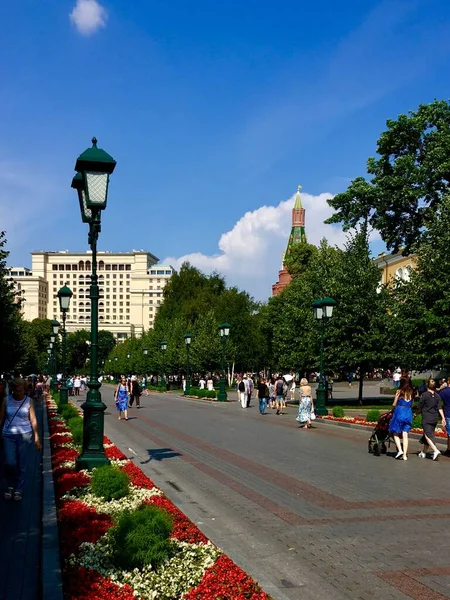 Aleksandrovsky Moskova 'daki üzgün park ve Moskva Oteli