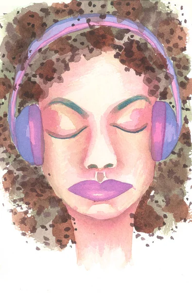 Приваблива мила дівчина слухає музику на фіолетових навушниках, жінка-меломан слухає улюблений плейлист — стокове фото