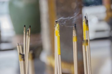 Tayland tapınak tütsü yakma sopa