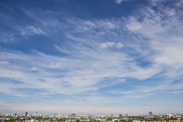 Sfondo cielo blu con piccole nuvole sulla città di Bangkok — Foto Stock