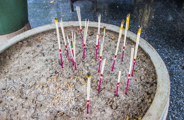 Palitos de incienso en joss stick pot están ardiendo y humo — Foto de Stock