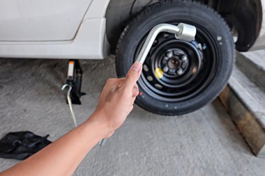 Araba tekerlek anahtarı tarafından değiştirildi 