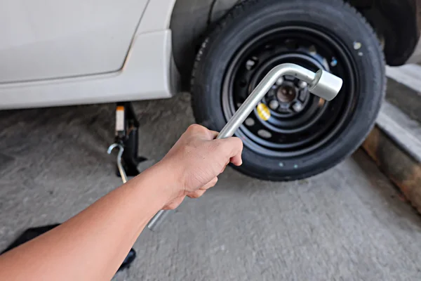 Autorad per Schraubenschlüssel gewechselt — Stockfoto