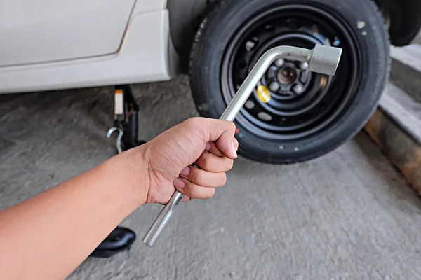 Autorad per Schraubenschlüssel gewechselt — Stockfoto