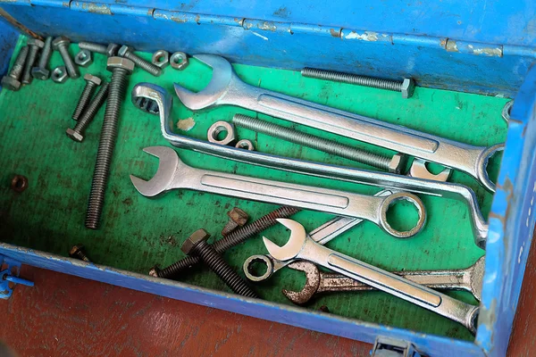 Ένα σύνολο εργαλείων στην εργαλειοθήκη μπλε με τα διαφορετικά όργανα — Φωτογραφία Αρχείου