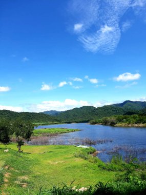 Kamp alanı, Ratchaburi, Tayland. Dağları, ormanı ve önünde bir nehri olan bir manzara. Güzel manzara..