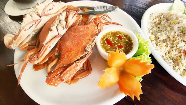 Gekookte Krabben Met Zeevruchten Dipsaus Een Wit Bord Hot Steamed — Stockfoto