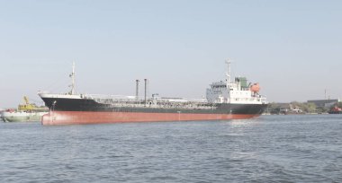 Akşamları, kargo gemileri ve petrol gemileri limana yanaşıyor. Dünyanın dört bir yanından gelen ekonomik yük.