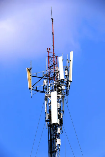 Telefon Kulesi Arka Planda Gökyüzü Olan Internet Sinyali Şehirde Sinyal — Stok fotoğraf