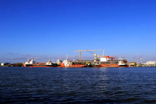 Akşamları, kargo gemileri ve petrol gemileri limana yanaşıyor. Dünyanın dört bir yanından gelen ekonomik yük.