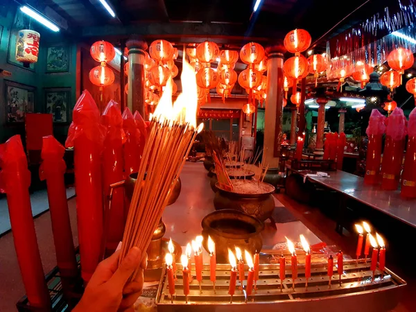 神社でお香を燃やす幸運を祈り ろうそく 赤い提灯 アジア文化を持つ神社で — ストック写真