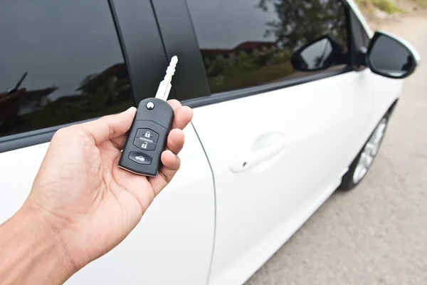 Arabanın anahtarlarını bir beyaz araba