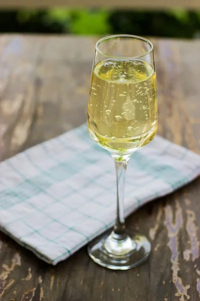 Apple juice on a wooden table — Stock Photo, Image