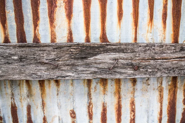 Techo de madera y óxido de zinc viejo —  Fotos de Stock