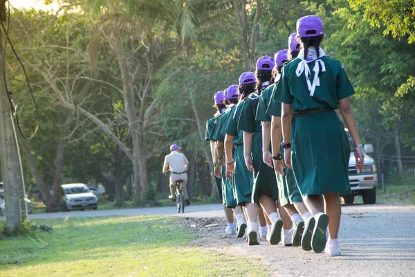 Chonburi, Tailandia - 4 de abril: Niña Scout tailandesa no identificada en el 20º JAMBOREE NACIONAL DE ESCUELA DE TAILANDIA como parte del estudio del 4 de abril de 2015 en el Campamento Scout de Vajiravudh, Chonburi, Tailandia . —  Fotos de Stock