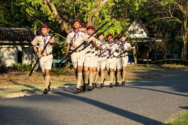 Chonburi, Thailand - 4 April: niet-geïdentificeerde Thai Boy Scout in 20e Thailand nationale Scout Jamboree als deel van de studie op April 4,2015 in Rama VI Scout Camp, Chonburi, Thailand. — Stockfoto