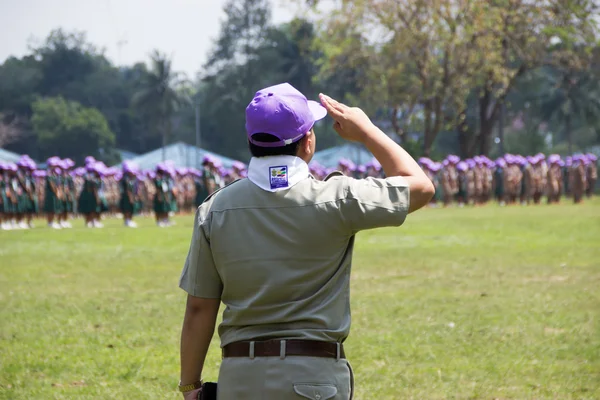 Chonburi, Tailandia - 4 de abril: Scout tailandés no identificado en el 20º JAMBOREE NACIONAL DE ESCUELA DE TAILANDIA como parte del estudio del 4 de abril de 2015 en el Campamento Scout de Vajiravudh, Chonburi, Tailandia . —  Fotos de Stock