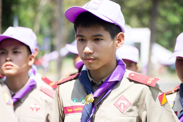 Chonburi, Tailandia - 4 de abril: Niño Scout tailandés no identificado en el 20º JAMBOREE NACIONAL DE ESCUELA DE TAILANDIA como parte del estudio realizado el 4 de abril de 2015 en el campamento Scout de Vajiravudh, Chonburi, Tailandia . —  Fotos de Stock