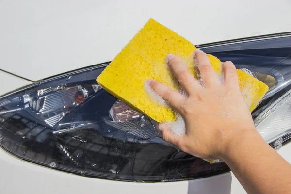 Schwamm zum Waschen über das Auto halten — Stockfoto