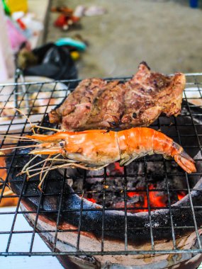 Izgara karides ve ateşli barbekü ızgara üzerinde ızgara domuz