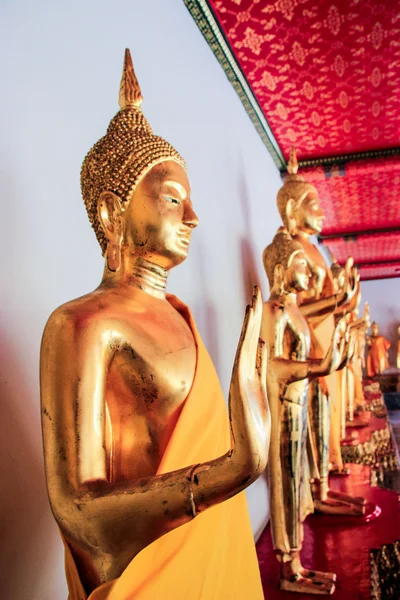 Bangkok - 13 juni. Boeddhabeelden in de tempel Wat Pho op 13 juni 2015 in Bangkok, Thailand. Wat Pho is vernoemd naar een klooster in India waar Boeddha wordt verondersteld te hebben geleefd. — Stockfoto