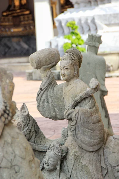 Bangkok, Thailand - 13 juni: Chiness stoepa op 13 juni 2015 op Wat Pho of Wat Phra Chetupon Vimolmangklararm, Bangkok, Thailand — Stockfoto