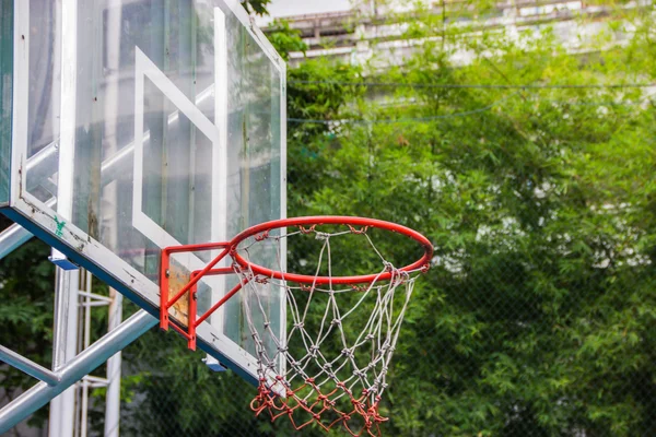 Kosárlabda karika a parkban — Stock Fotó