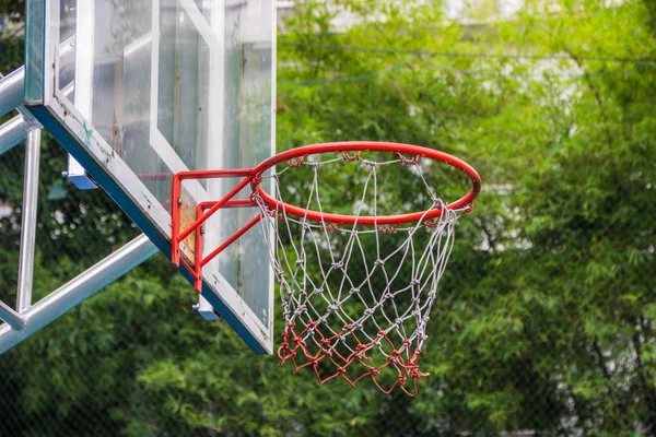 Kosárlabda karika a parkban — Stock Fotó