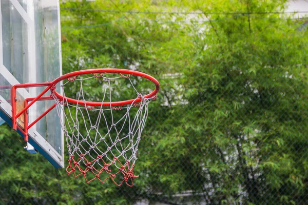 Basketball hoop in the park — Stock Photo, Image
