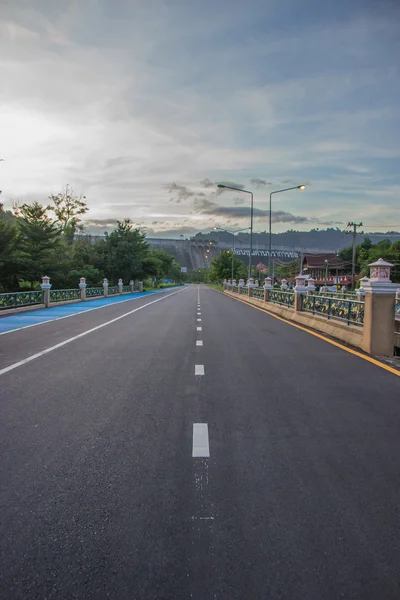 Highway heading to Khun Dan Prakan Chon. Nakhon Nayok, Thailand — Stock Photo, Image