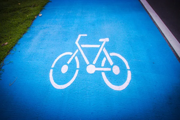 Bisiklet sembolü şeritli yolda — Stok fotoğraf