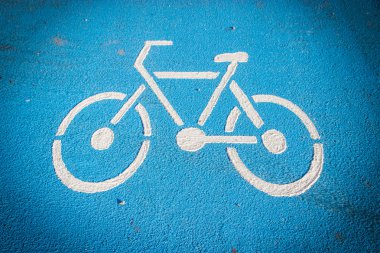 Bisiklet sembolü şeritli yolda