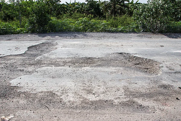 Пошкоджена дорога в сільській місцевості — стокове фото
