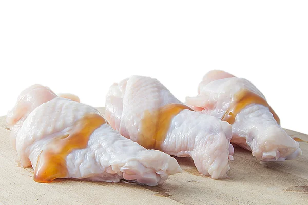 Patas de pollo crudas en tablas de cortar de madera sobre fondo blanco —  Fotos de Stock