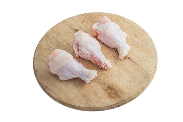 Patas de pollo crudas en tablas de cortar de madera sobre fondo blanco — Foto de Stock