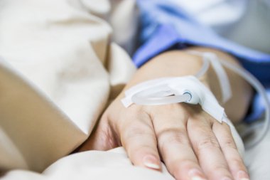 Hastanede hasta için serum fizyolojik IV damla kapatın.