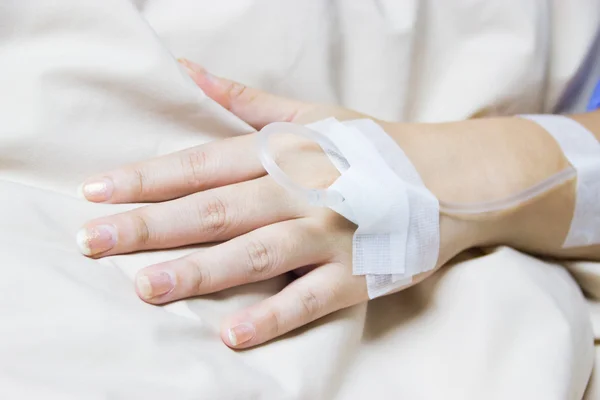 Gros plan solution saline IV goutte à goutte pour le patient à l'hôpital . — Photo