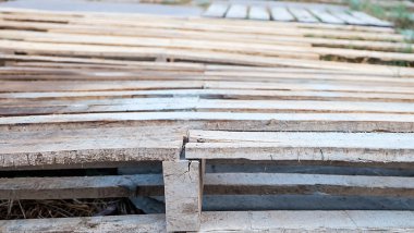 İnşaat ve tadilat kullanılan ahşap palet.