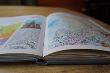 Masadaki bir kitaptan yakından bakış açısı,