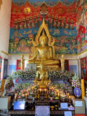 Tayland 'daki renkli Budist heykeli.