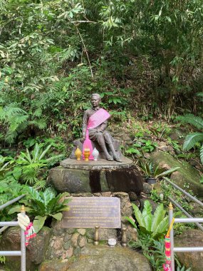 Tayland 'daki tapınakta renkli, güzel Budist heykeli.